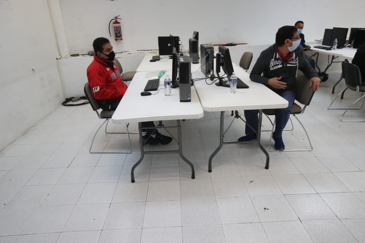 Mesas puestas para la revisión de formatos.