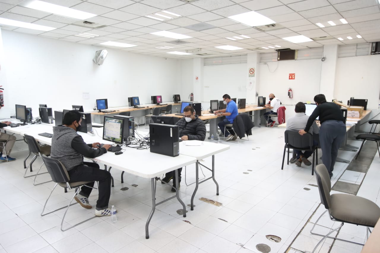 Mesas puestas para la revisión de formatos.