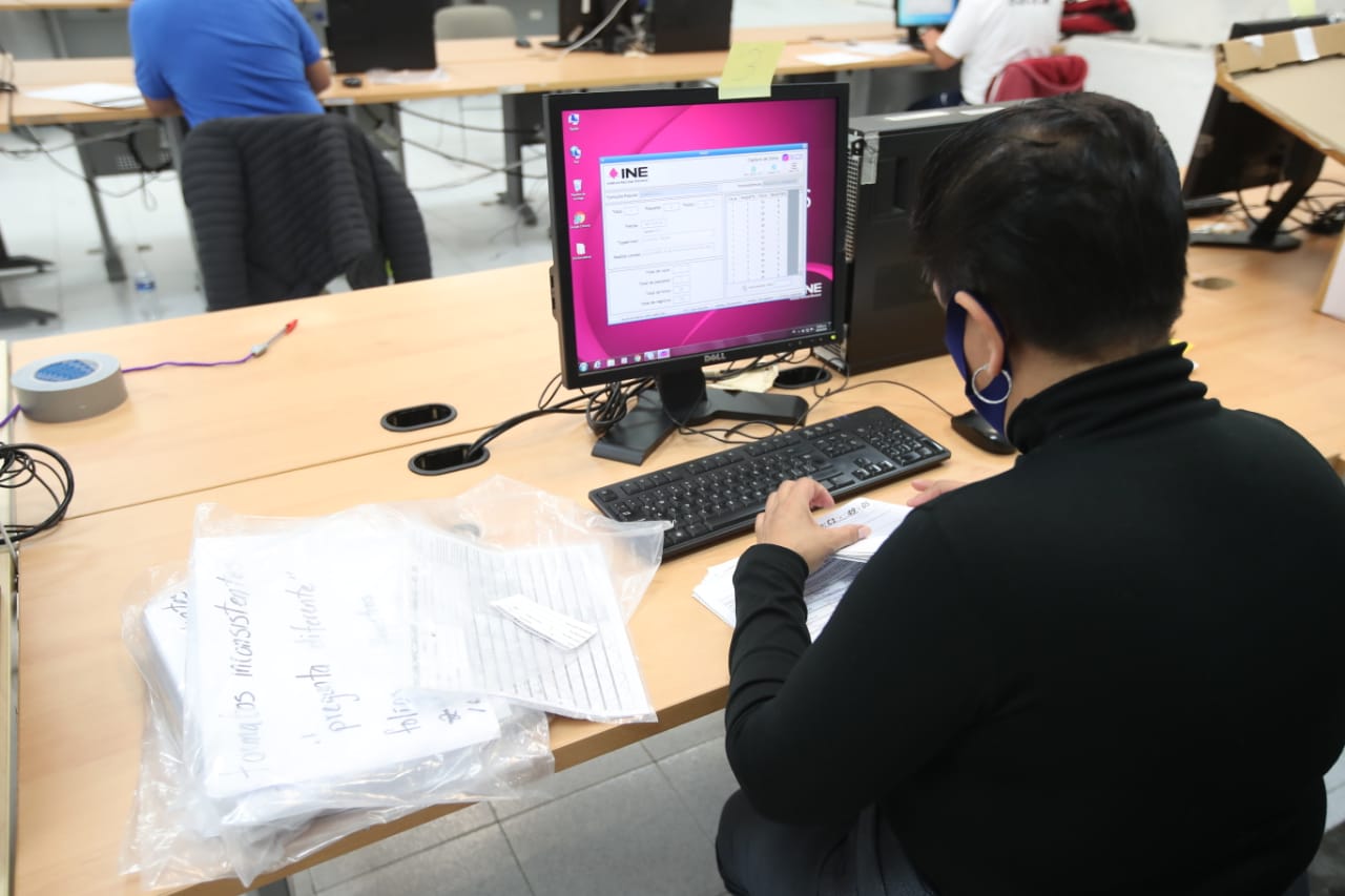 Personal en revisión de formatos y cuantificación de las firmas.