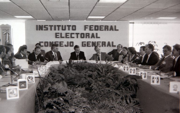 En 1990 se crea el Consejo General del IFE,  dirigido por el Secretario de Gobernación quien fungía como Presidente.