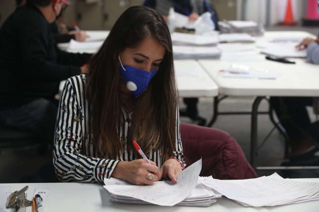 Personal en revisión de formatos y cuantificación de las firmas.
