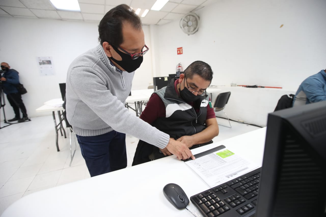 Personal en revisión de formatos y cuantificación de las firmas.