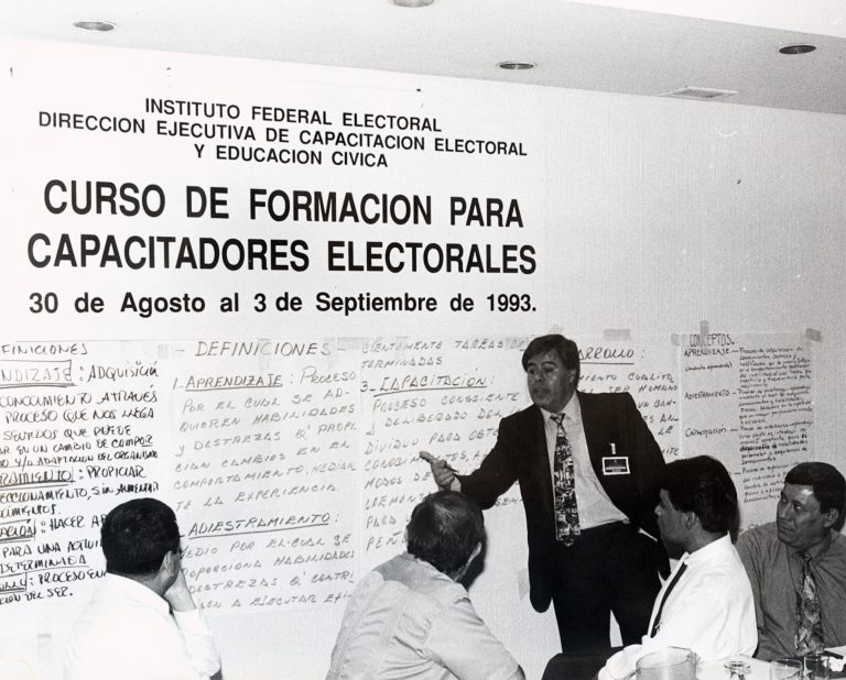 Curso a Capacitadoras y Capacitadores Asistentes Electorales  en 1993