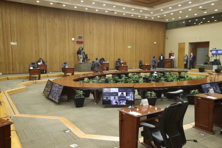 Salida de los Consejeros del Salón de Sesiones.