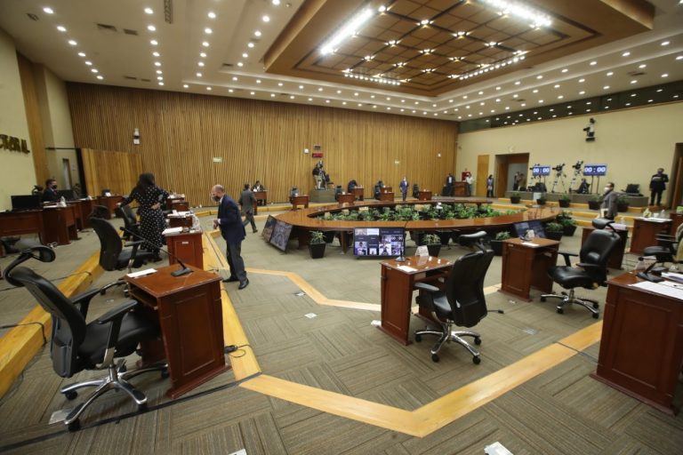 Salida de los Consejeros del Salón de Sesiones.