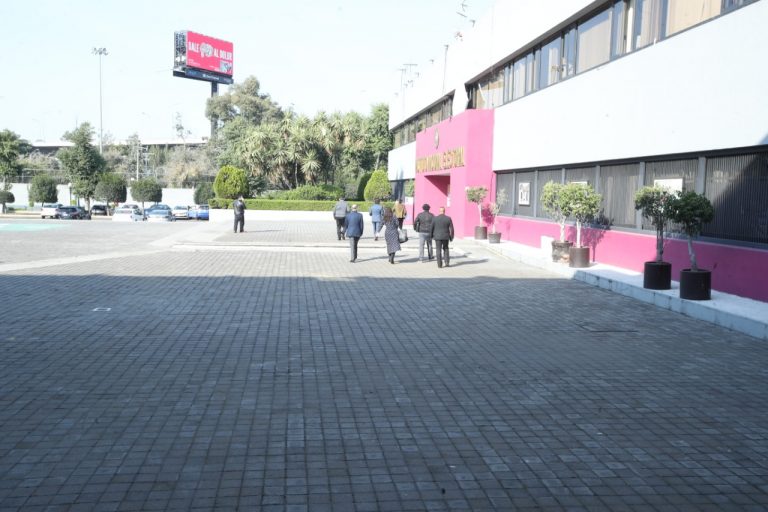 Salida de los Consejeros del Salón de Sesiones.