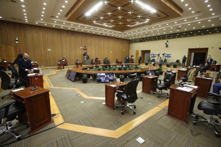 Salida de los Consejeros del Salón de Sesiones.