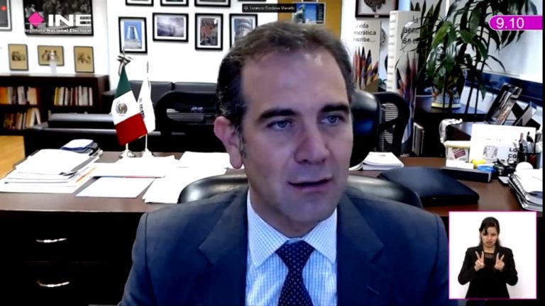 Lorenzo Córdova Vianello Consejero Presidente del INE, despachando desde su oficina.