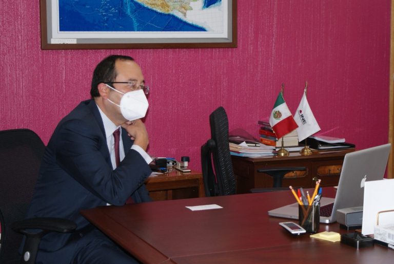 Ciro Murayama Rendón Consejero Electoral, despachando desde su oficina.