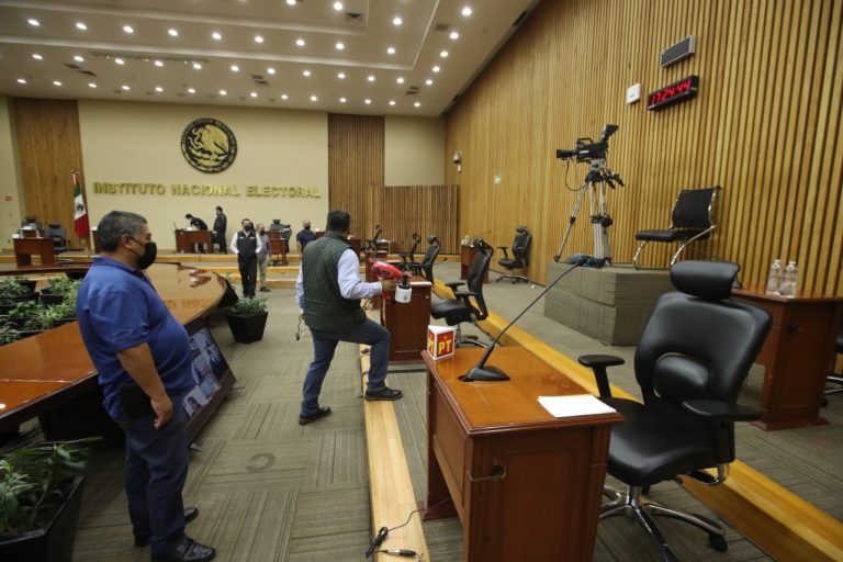 Sanitización del Salón de Sesiones del INE.