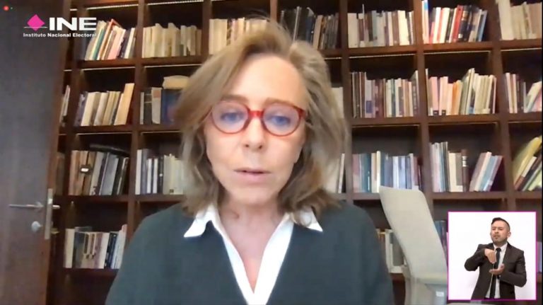 María Amparo Casar.