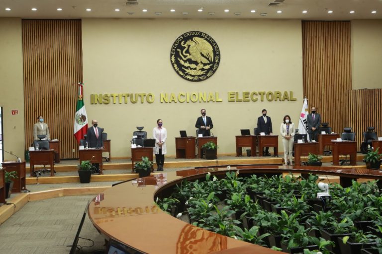 Minuto de silencio en homenaje póstumo a Fernando Zertuche Muñoz ex Secretario Ejecutivo del IFE.