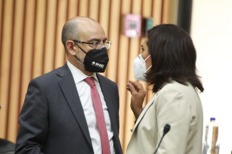Jaime Rivera Velázquez y Claudia Zavala Pérez, Consejera y Consejero Electorales.