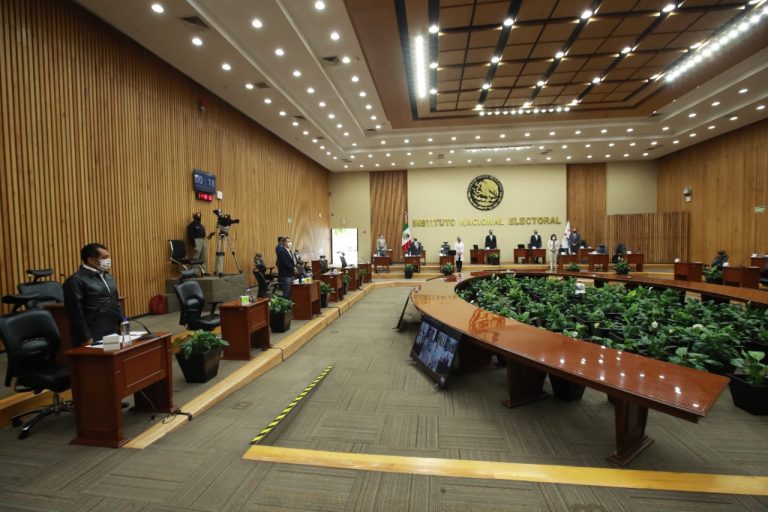 Minuto de silencio en homenaje póstumo a Fernando Zertuche Muñoz ex Secretario Ejecutivo del IFE.