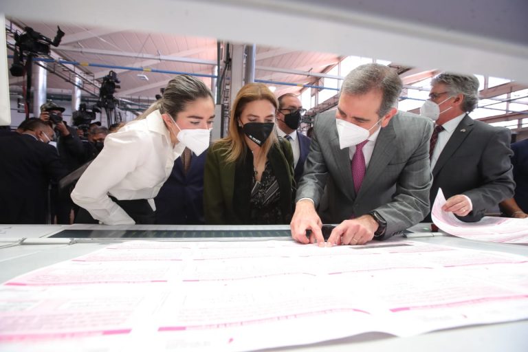 Recorrido por las instalaciones de Talleres gráficos en el  Inicio de la producción de papeleta para la Revocación del mandato.