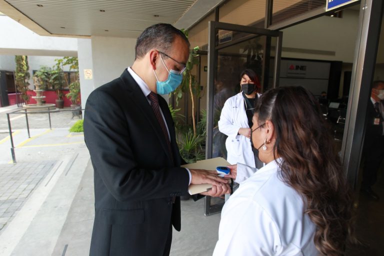 El INE instaló un cerco sanitario para los trabajadores y asistentes al instituto.
