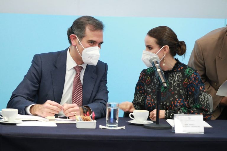 Lorenzo Córdova Vianello, Consejero Presidente del INE y la Senadora Nancy de la Sierra Aramburo.