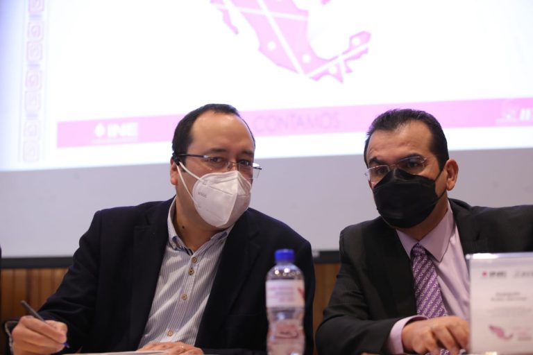 Ciro Murayama Rendón, Consejero Electoral del INE y Joaquín Rubio Sánchez, Vocal Ejecutivo de la Junta Local del INE en el Estado de México.