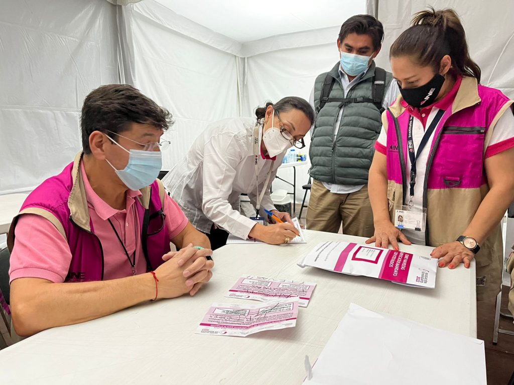 Funcionariado de casillas contando boletas de votación