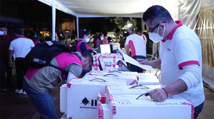 Personal del INE recibiendo votos para empezar cómputos distritales