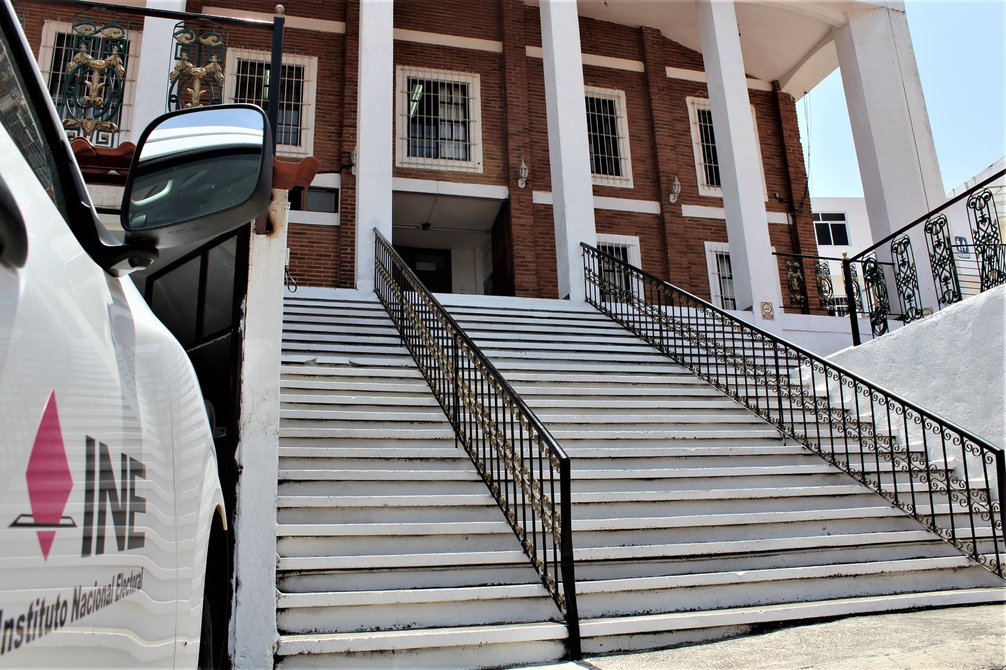 Entrada principal de la Junta Local del INE en Tlaxcala