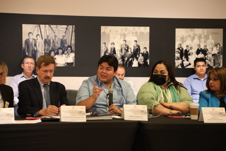 De  der. a izq. Dip.Juan Carlos Romero Hicks, Edgar Gonzalez Jr. Embajadora Reyna Torres Mendivil Cónsul General de México en Chicago y Dip. Migrante Elvia Yolanda Martínez Cosío.