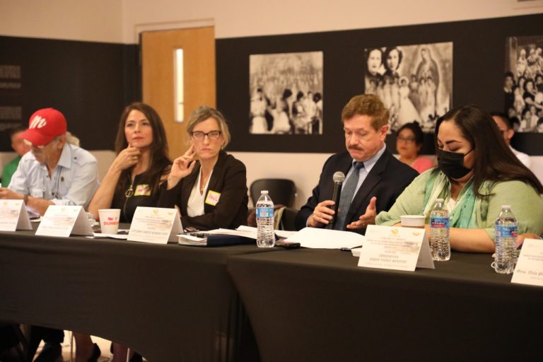 De  izq. a der. Dra. Julieta Altamirano Crosby, Maestra Paula Ramírez Presidenta del Ople de Jalisco , Dip.Juan Carlos Romero Hicks. y Embajadora Reyna Torres Mendivil Cónsul General de México en Chicago