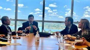 Imagen de la reunión de trabajo con las autoridades electorales en las instalaciones del TSE en Brasilia.