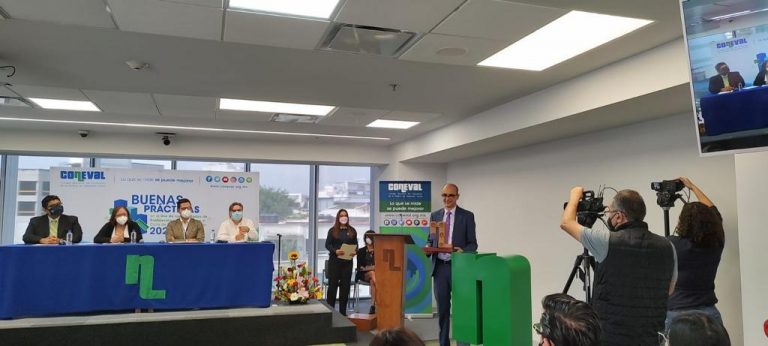 Entrega de reconocimiento al Consejero Martín Faz Mora por parte del CONEVAL por el Sistema de Monitoreo, Seguimiento y Evaluación de la Estrategia Nacional de Cultura Cívica del Instituto Nacional Electoral.