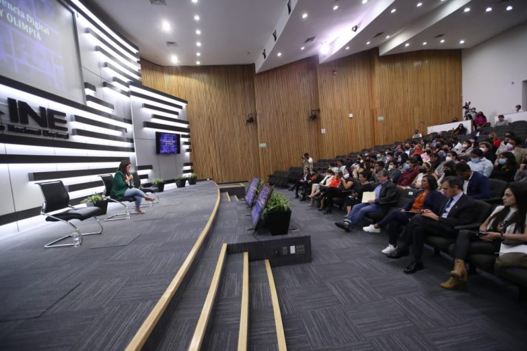 Conferencia Magistral Violencia digital y mediática.