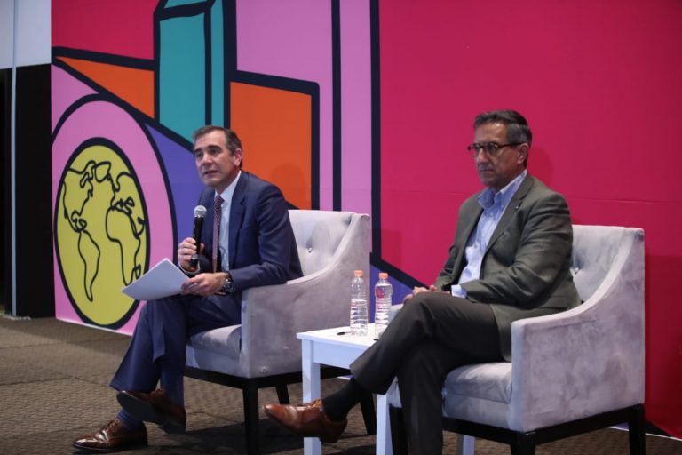 Lorenzo Córdova Vianello Consejero Presidente y Rubén Álvarez Mendiola Coordinador Nacional de Comunicación Social del INE.