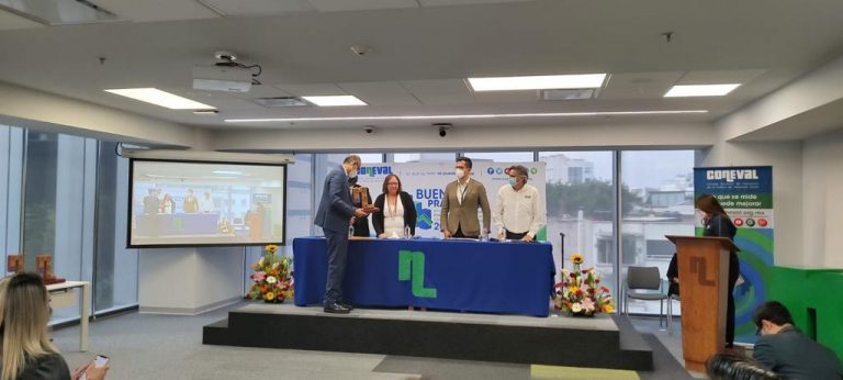 Entrega de reconocimiento al Consejero Martín Faz Mora por parte del CONEVAL por el Sistema de Monitoreo, Seguimiento y Evaluación de la Estrategia Nacional de Cultura Cívica del Instituto Nacional Electoral.