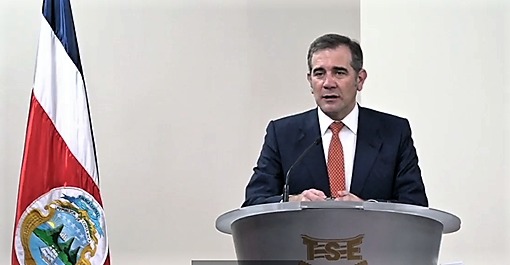 Lorenzo Córdova Vianello, Consejero Presidente del INE impartiendo la Conferencia “Retos y desafíos de la democracia”.