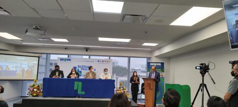 Entrega de reconocimiento al Consejero Martín Faz Mora por parte del CONEVAL por el Sistema de Monitoreo, Seguimiento y Evaluación de la Estrategia Nacional de Cultura Cívica del Instituto Nacional Electoral.