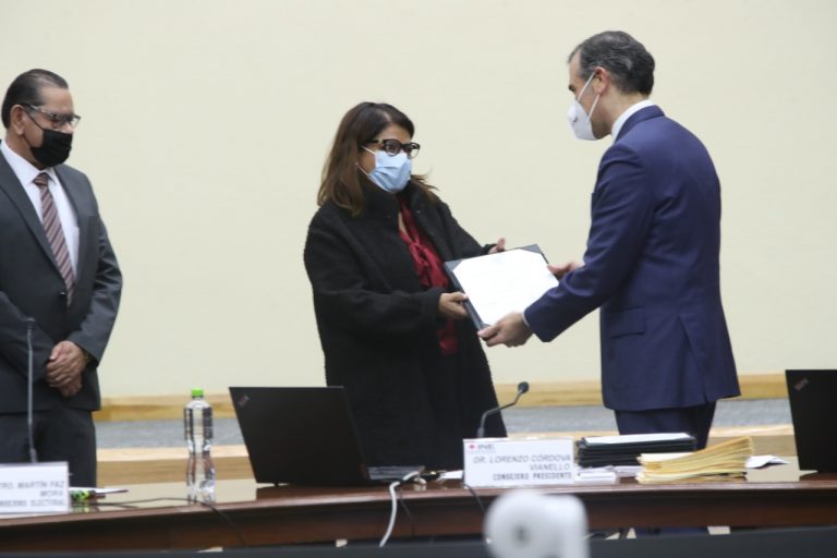 Entrega de reconocimiento a miembros del Servicio Profesional Electoral.