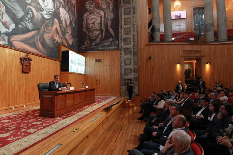 Conferencia Magistral "Evolución y riesgos de la democracia" impartida por el Consejero Presidente Dr. Lorenzo Córdova Vianello,  en la Universidad de Guadalajara.