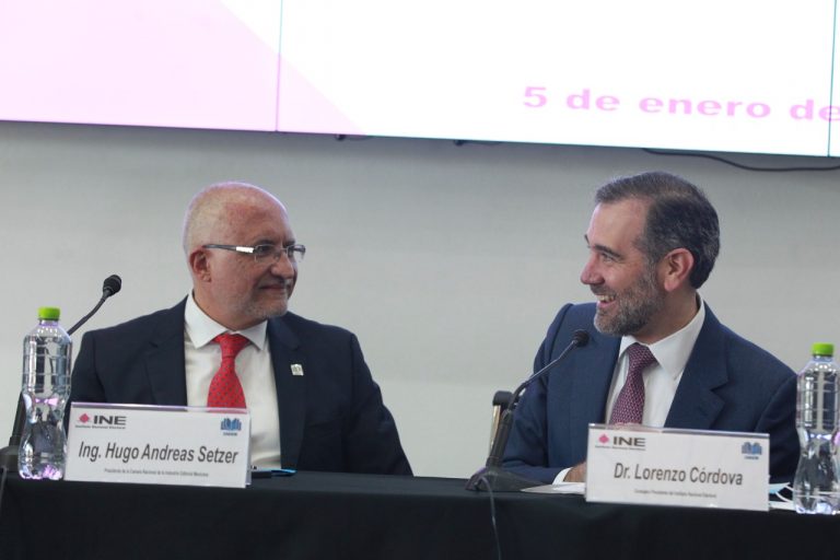 Hugo Andreas Setzer Presidente de la Cámara Nacional de la Industria Editorial Mexicana y Lorenzo Córdova Vianello, Consejero Presidente del INE.