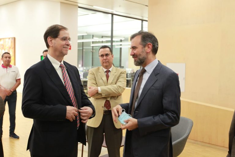 Agustín Basave Benítez Moderador y Lorenzo Córdova Vianello Consejero Presidente del INE.