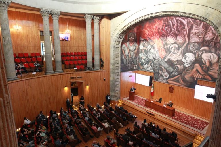 Conferencia Magistral "Evolución y riesgos de la democracia" impartida por el Consejero Presidente Dr. Lorenzo Córdova Vianello,  en la Universidad de Guadalajara.