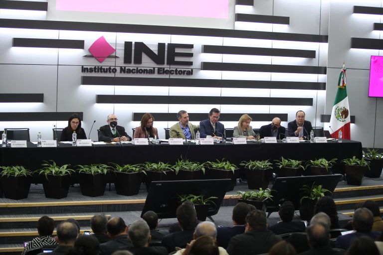 Consejeras y consejeros del INE; el Secretario Ejecutivo; integrantes de la Junta General Ejecutiva ampliada y vocales ejecutivos de las 32 entidades, se reunieron esta mañana para analizar los impactos de la reforma electoral que está a discusión en el Congreso.