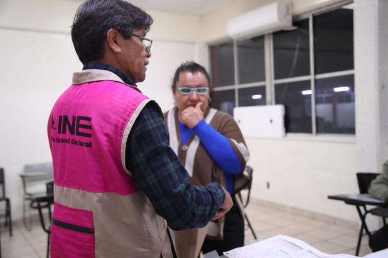 Armado de paquete electoral.