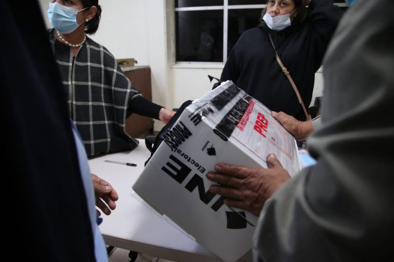 Armado de paquete electoral.