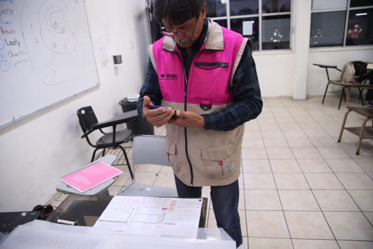 Armado de paquete electoral.