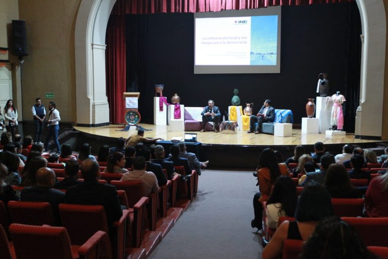 Conferencia "riesgos y desafíos para nuestra democracia" en el marco del IV Foro Nacional de la Asociación de Contraloras y Contralores de Institutos Electorales en México (ANCCIEM).