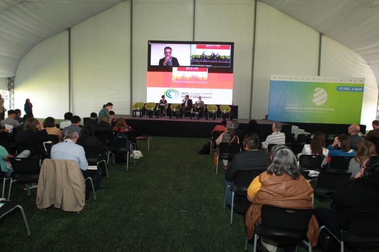 Conferencia Plenaria: ¿Cómo debería encontrarse la democracia directa con la democracia participativa y representativa?.