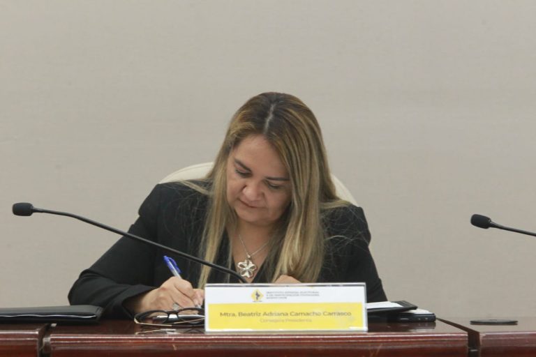 Beatriz Adriana Camacho Carrasco, Consejera Presidenta del Instituto Estatal Electoral y de Participación Ciudadana de Nuevo León en la Firma del Convenio General de Apoyo y Colaboración para el Fomento de la Cultura Cívica Democrática en el Estado de Nuevo León.