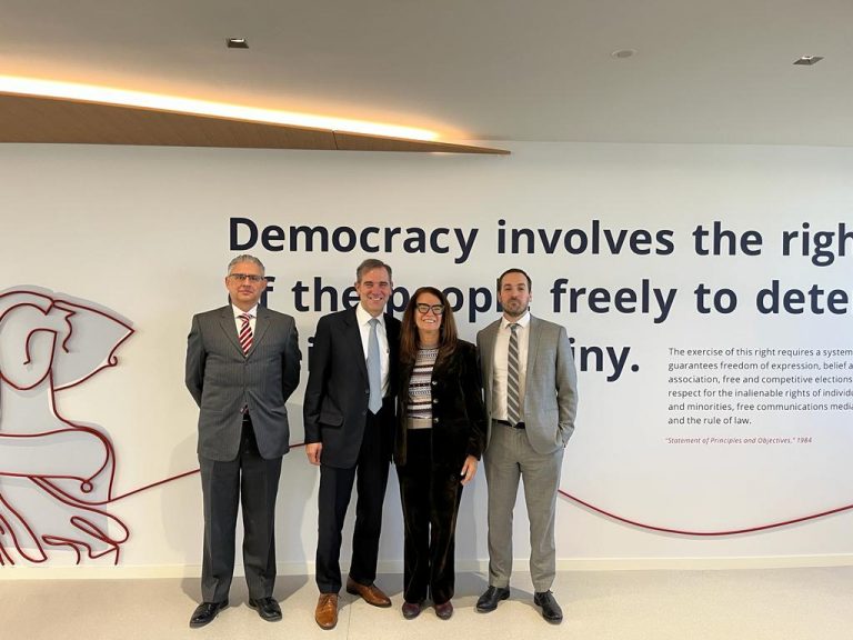 (De izq.a der.) Rafael Riva Palacio (Encargado del despacho de la Coordinación de Asuntos Intermaciobales, Lorenzo Cordova Consejero Presidente del INE, Miriam Kronblith, Directora Ejecutiva para America Latina del NED, y Clement Doleac, Líder del Programa para México y Venezuela del NED.