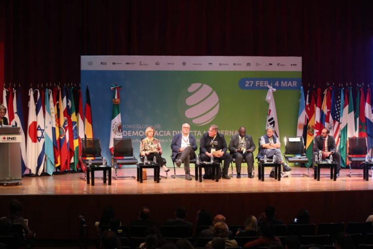 Panel ¿La democracia directa realmente salvará a la democracia? Experiencias alrededor del mundo.