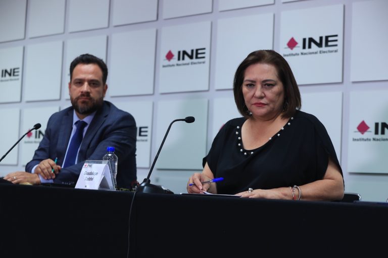 Iván Flores Ramírez encargado del despacho de la Coordinación Nacional de Comunicación Social y Guadalupe Taddei Zavala Consejera Presidenta del INE.