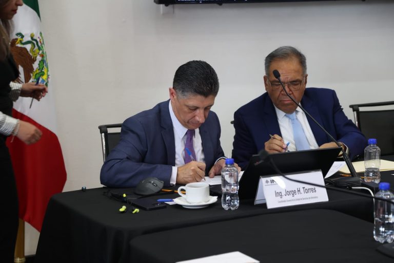 Jorge Torres Antuñano Coordinador General de la Unidad de Servicios de Informática y Jesús Ojeda Encargado del despacho de la Dirección Ejecutiva del Registro Federal de Electores Cívica en la firma del listado del funcionariado designado y lista de reserva.